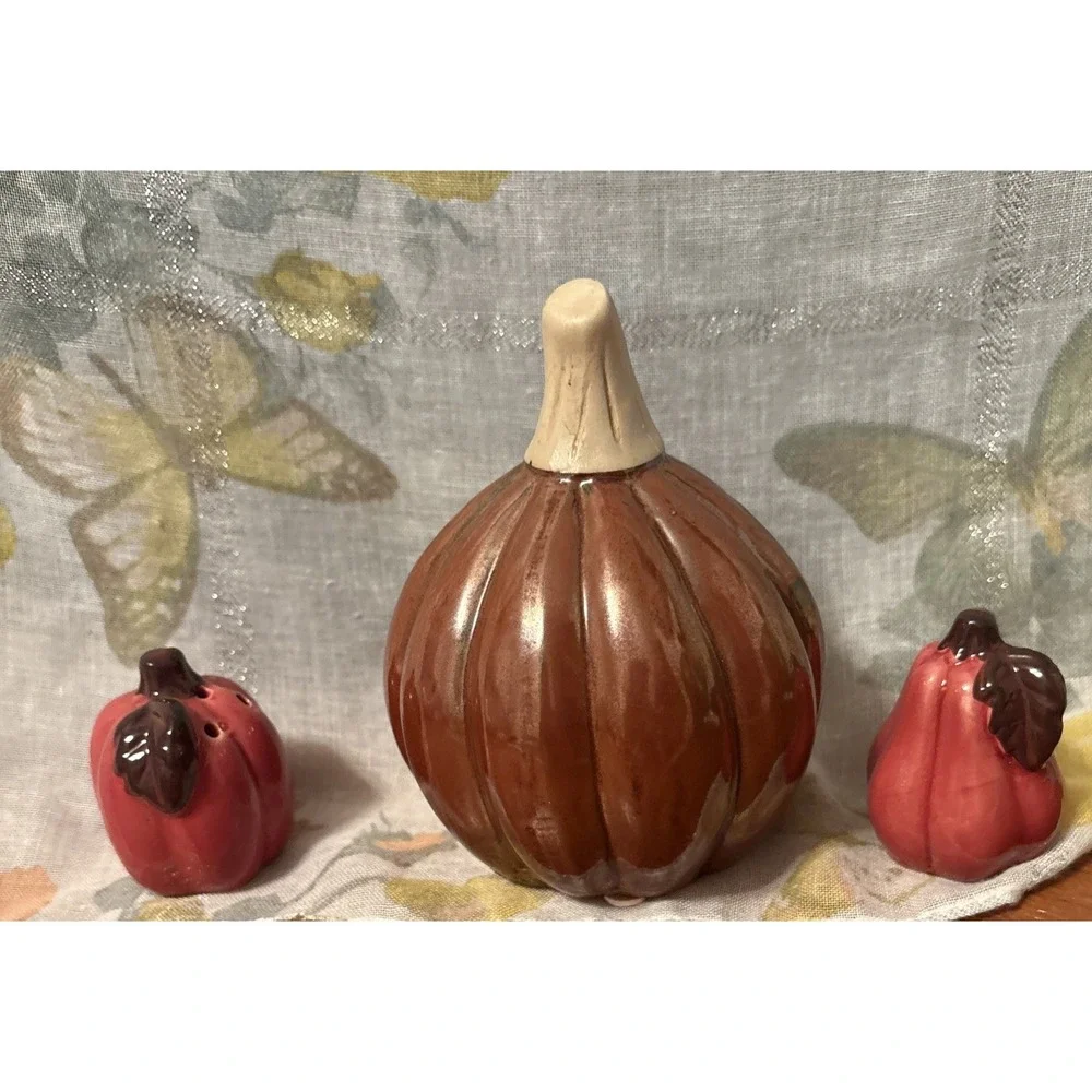 3 PIECE CERAMIC SALT AND PEPPER SHAKER WITH A‎ CENTERPIECE PUMPKINS FALL